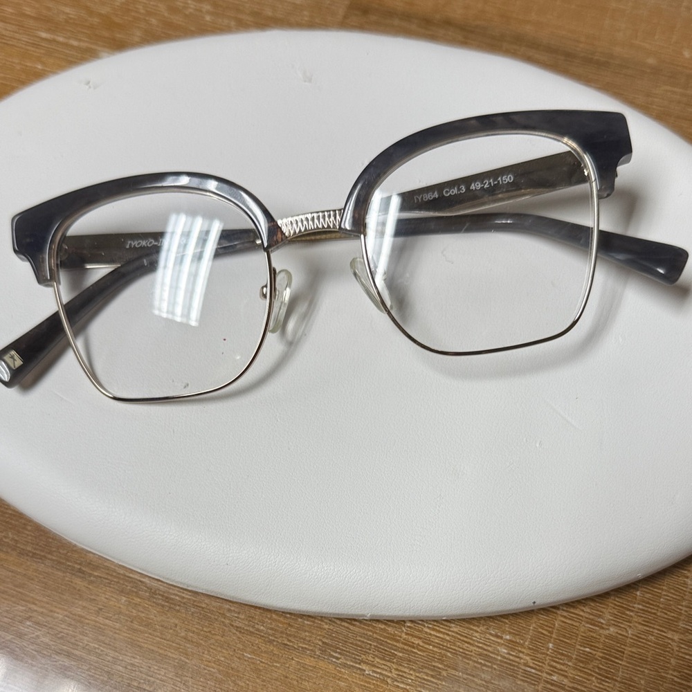 Stylish Black and Silver Eyeglasses
Iyoko-Inyake frame